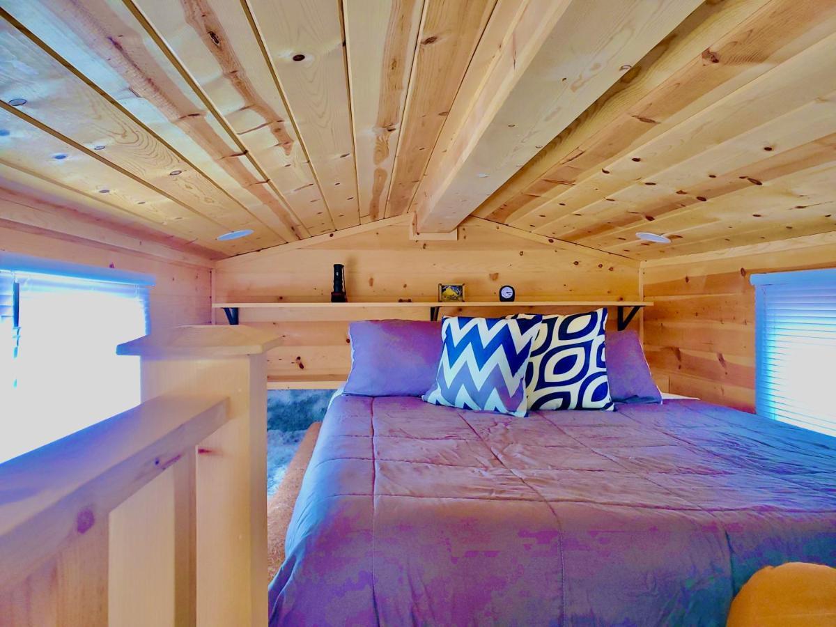 Cute Sedona Green-Certified Cedar Tiny Home Котънууд Екстериор снимка