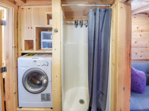 Cute Sedona Green-Certified Cedar Tiny Home Котънууд Екстериор снимка