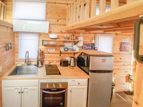 Cute Sedona Green-Certified Cedar Tiny Home Котънууд Екстериор снимка